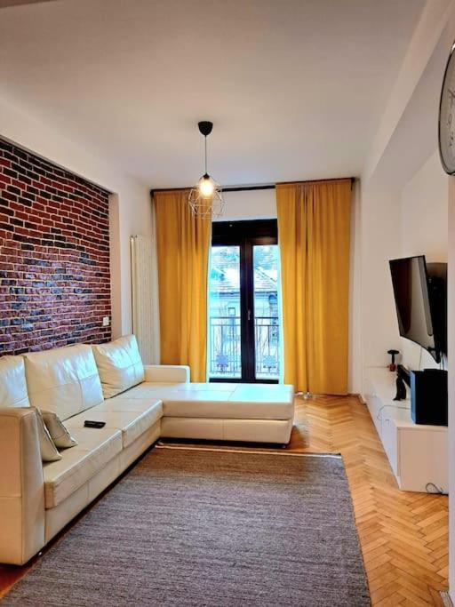 Classy Apartment With Parking In The City Center Бухарест Экстерьер фото