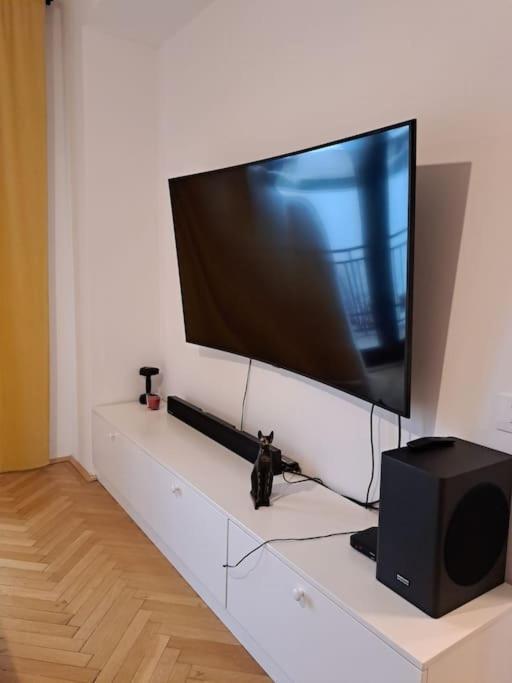 Classy Apartment With Parking In The City Center Бухарест Экстерьер фото
