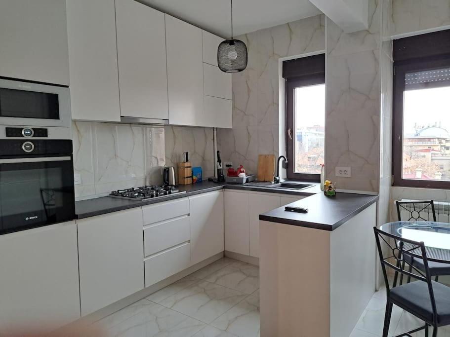 Classy Apartment With Parking In The City Center Бухарест Экстерьер фото