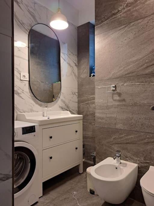 Classy Apartment With Parking In The City Center Бухарест Экстерьер фото