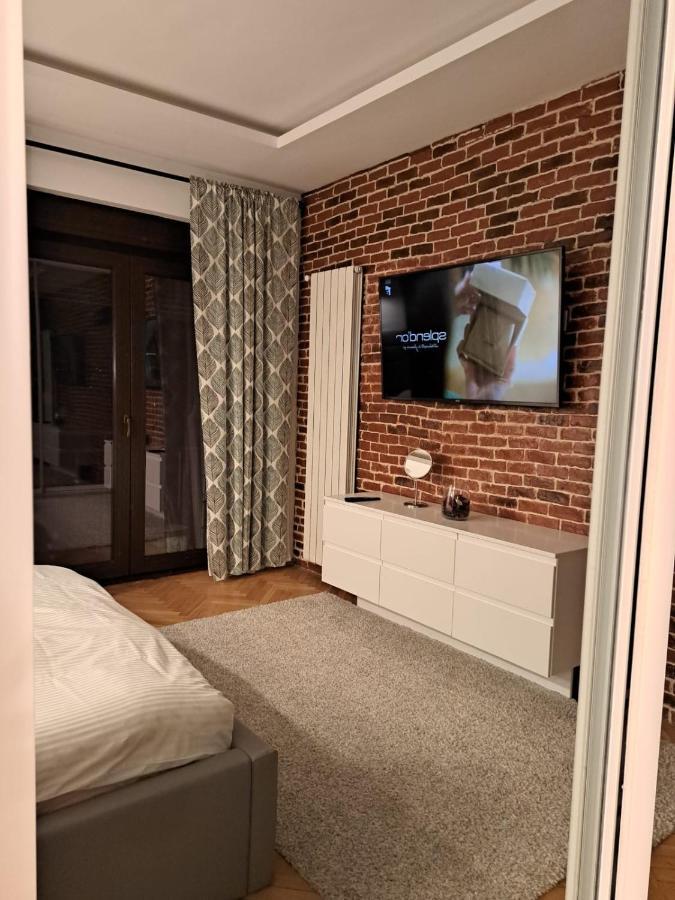 Classy Apartment With Parking In The City Center Бухарест Экстерьер фото