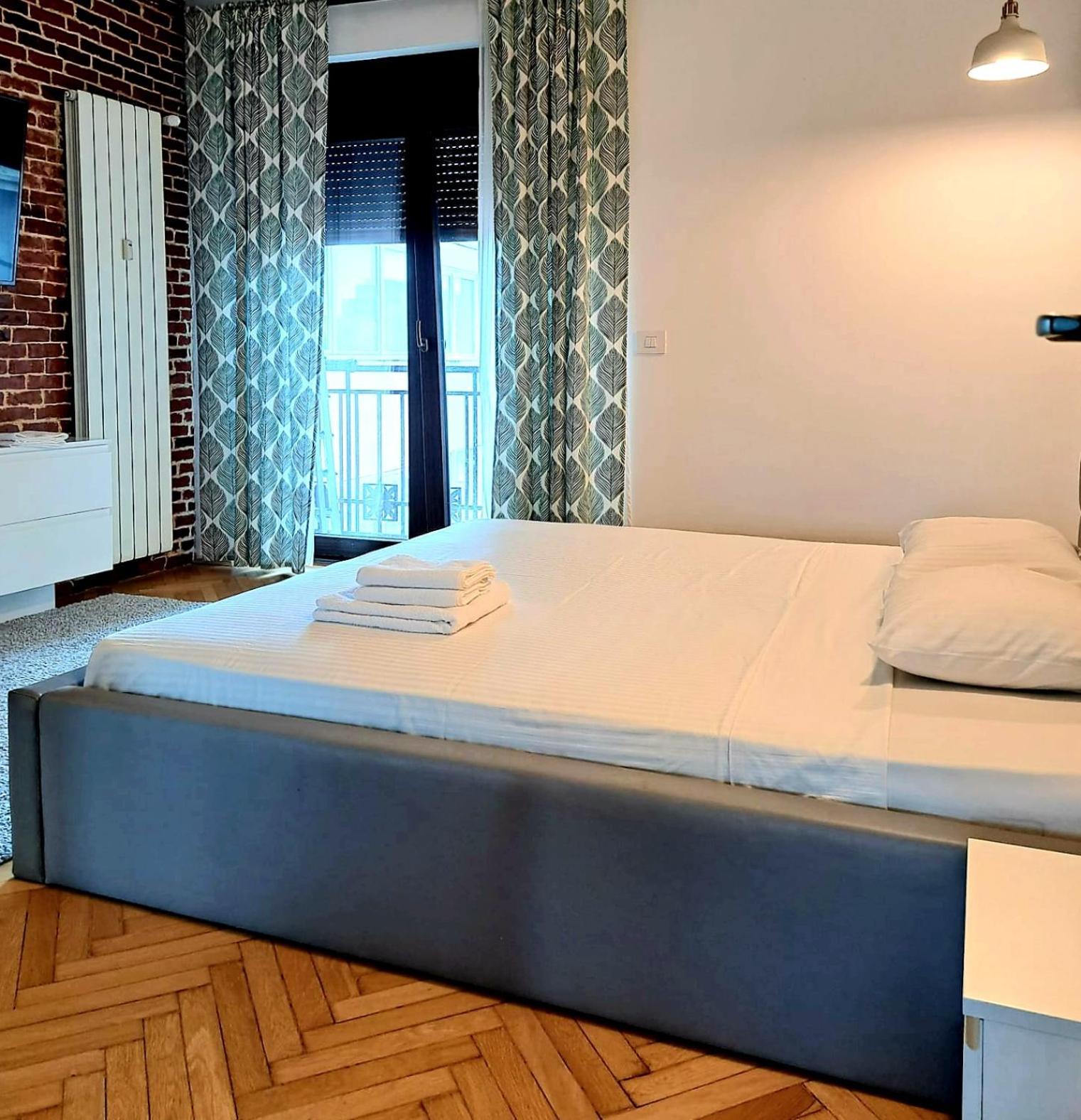 Classy Apartment With Parking In The City Center Бухарест Экстерьер фото