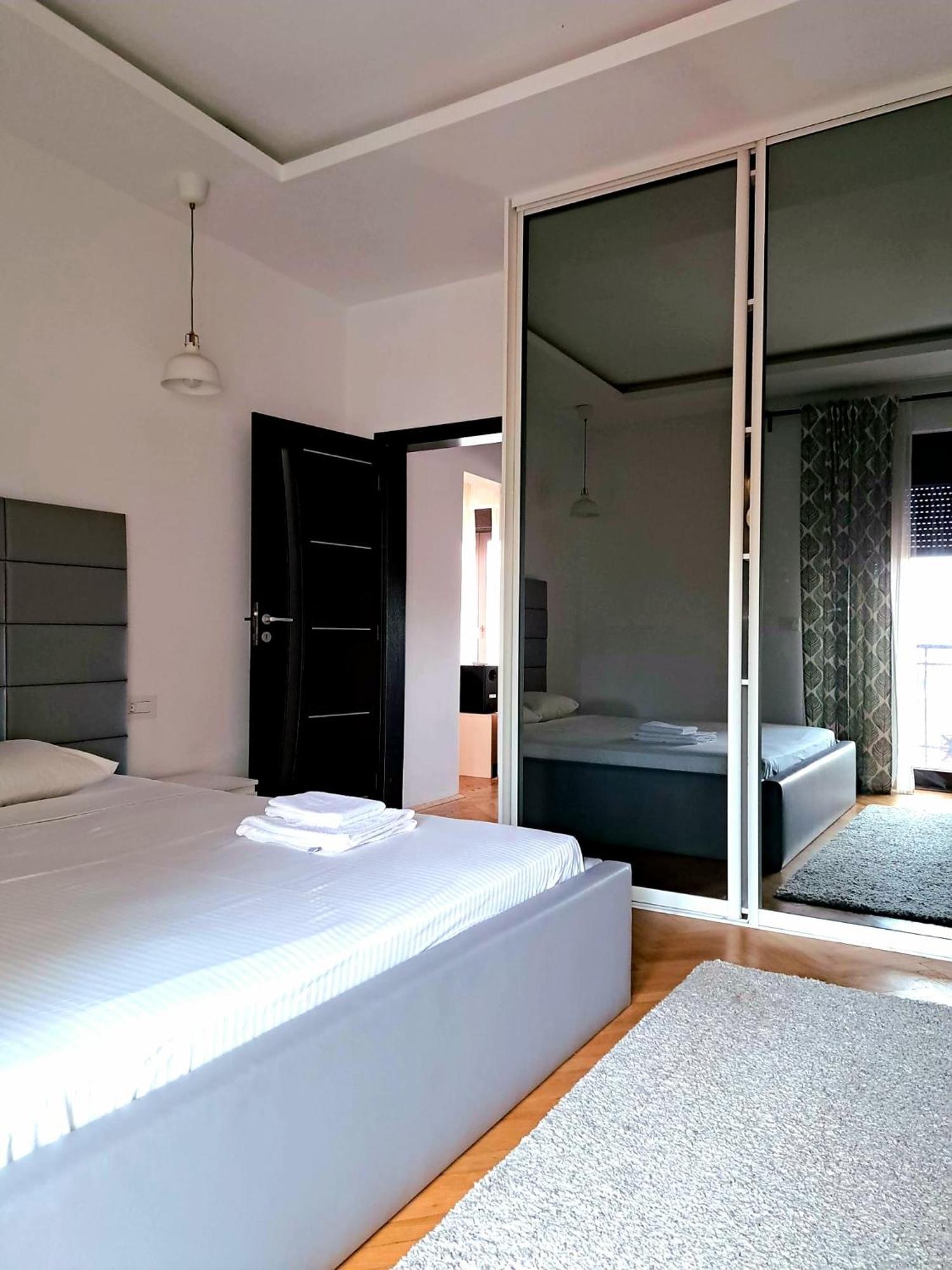 Classy Apartment With Parking In The City Center Бухарест Экстерьер фото